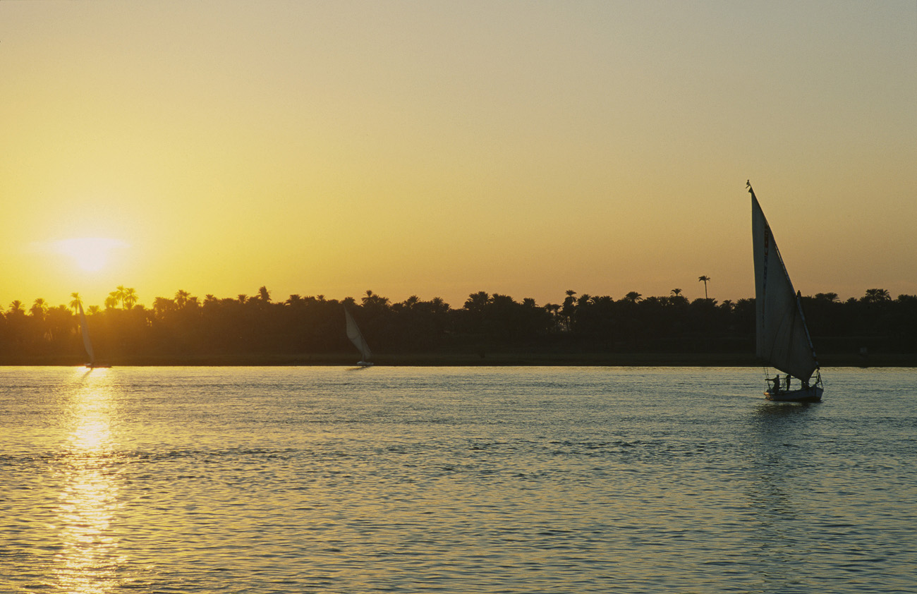 egyp11_20 nil felouques coucher.jpg - Nil Sur le Nil à Luxor felouque au coucher de soleil depuis notre hôtel Provia 100 F